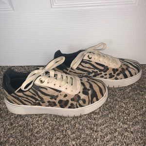 Super cute creeper animal print sneakers